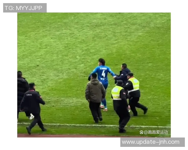 重庆足球裁判的执法挑战与发展现状分析 重庆足球裁判的执法挑战与发展现状分析